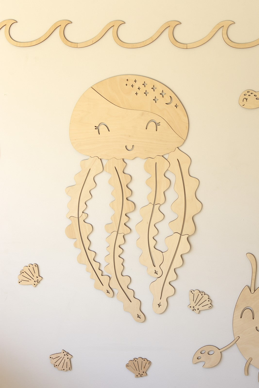 Houten kwallen wanddecoratie voor de kinderkamer met schelpen, vissen en zeesterren uit de Ocean Collectie