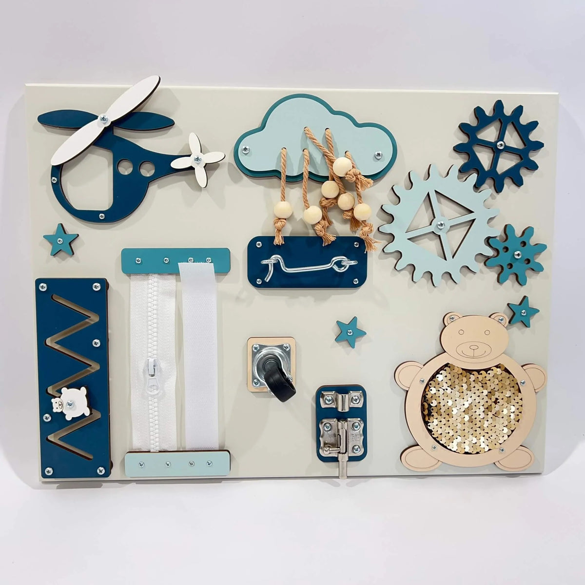 Montessori busy board van 30 bij 40 cm als houten activiteitenbord voor baby’s en peuters