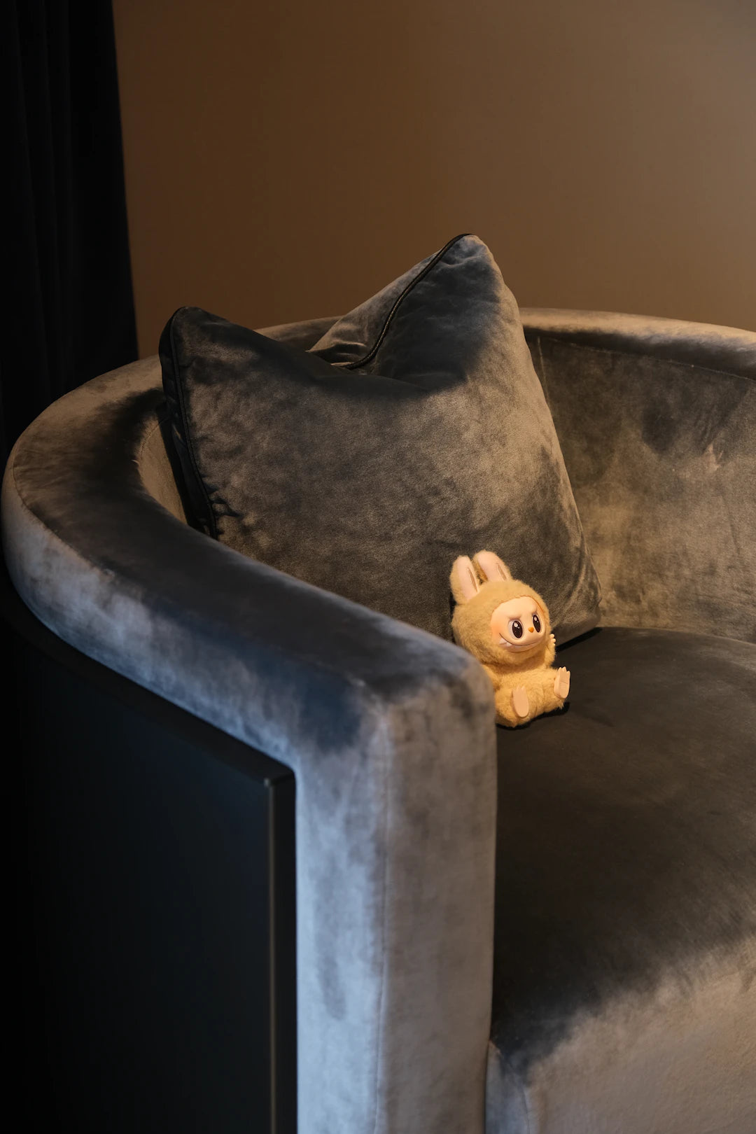 Moderne grijze meubels voor een duurzame kinderkamer