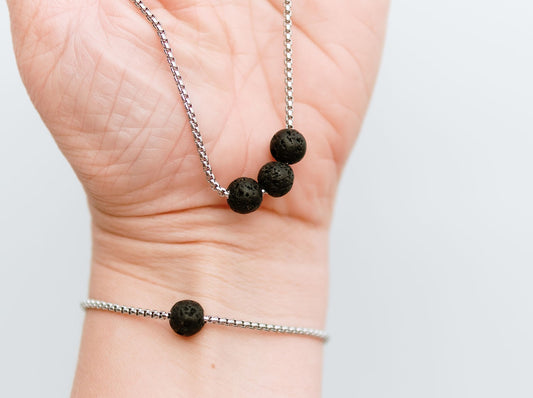 Black Lava diffuser sieradenset met goudkleurige ketting, armband en zwarte natuurlijke lavastenen
