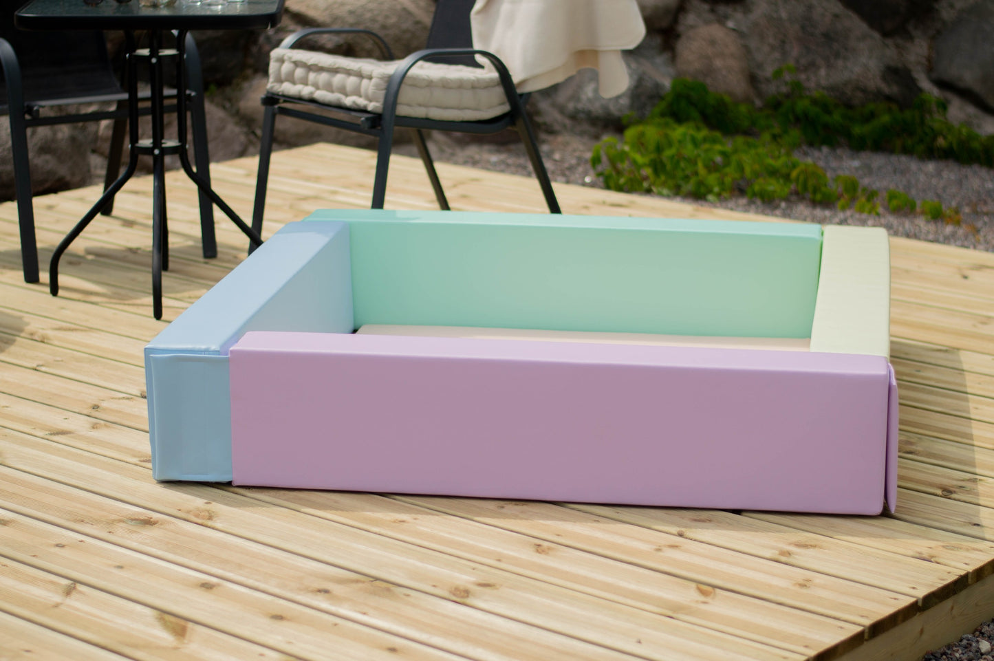 IGLU Foam Ballenbak Light Pastel voor binnen- en buitengebruik op houten terras