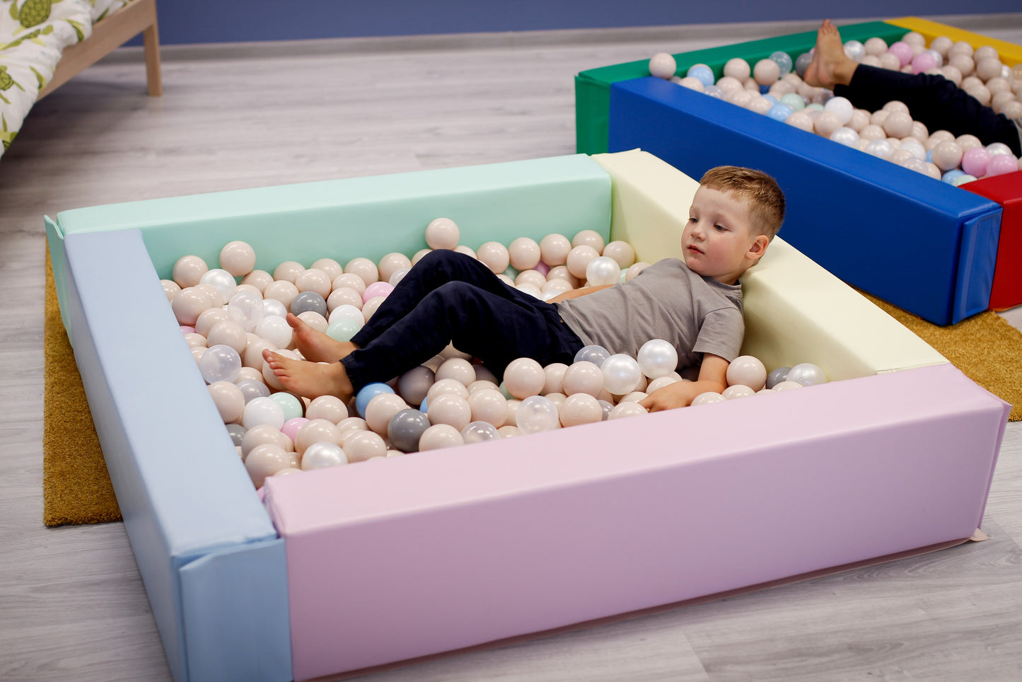 Kind speelt in IGLU Foam Ballenbak Light Pastel met pastel speelballen voor sensorische ontwikkeling