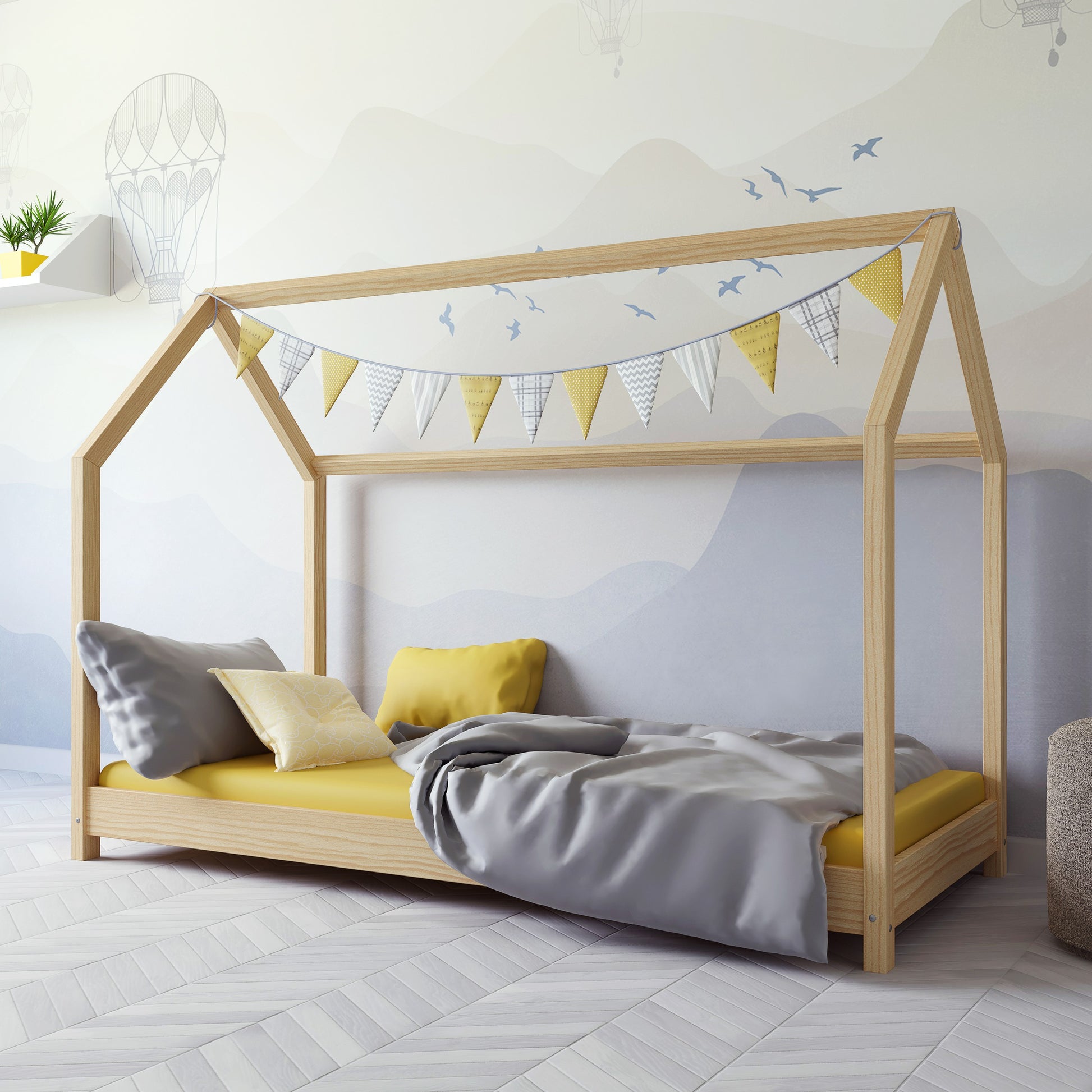 Schuin aanzicht van het Kocot Kids Bella huisbed naturel in kinderkamer