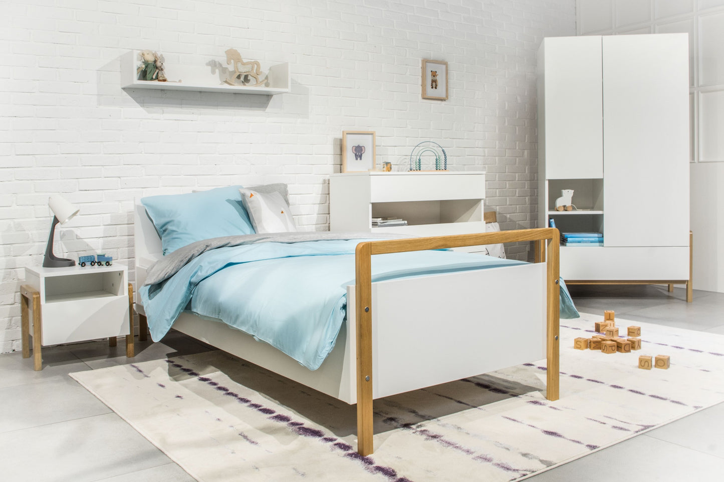 Kocot Kids Victor collectie met wit eiken kinderbed, kledingkast en nachtkastje in Scandinavische kinderkamer
