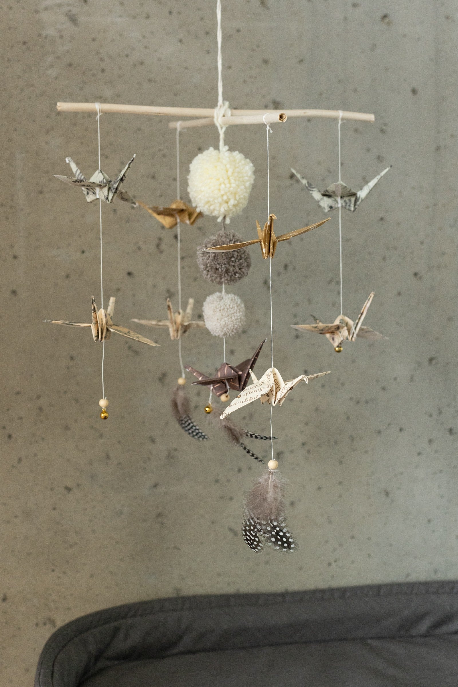 Moi Mili Origami Babymobiel Gold Dust met papieren kraanvogels, pompons en houten details voor de babykamer