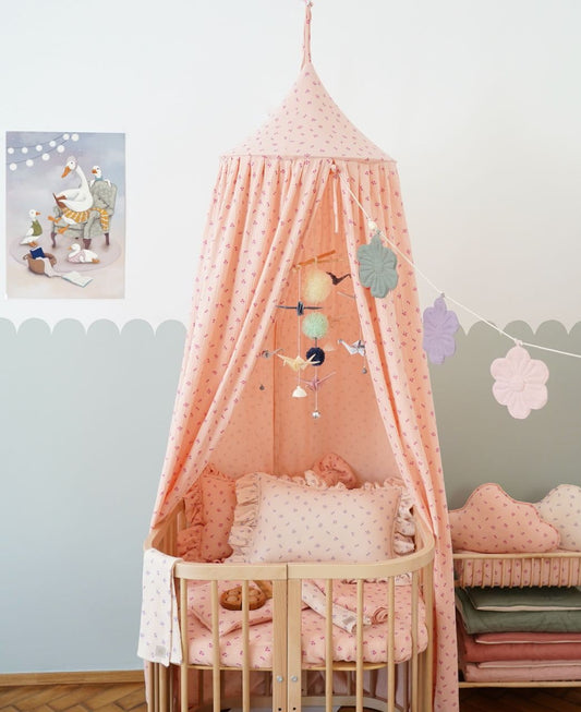 Moi Mili Origami Babymobiel Pastel Colors met papieren kraanvogels, pompons en houten details voor de babykamer