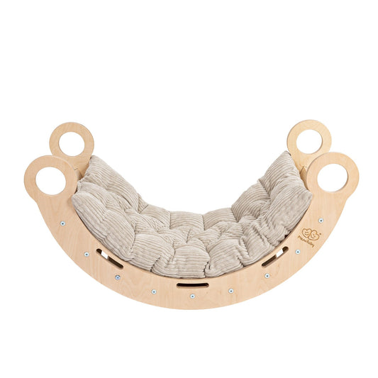 Snug Rocker naturel van gelakt berkenmultiplex met afgeronde vorm, handgrepen en beige kussen