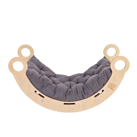 Snug Rocker naturel van gelakt berkenmultiplex met afgeronde vorm, handgrepen en grijs kussen